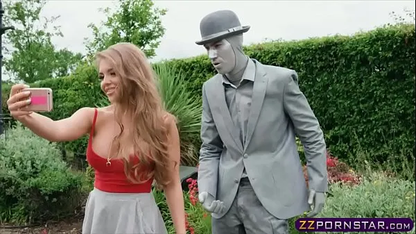 XXX Busty chick fucks a living statue performer outdoors 剪辑 剪辑