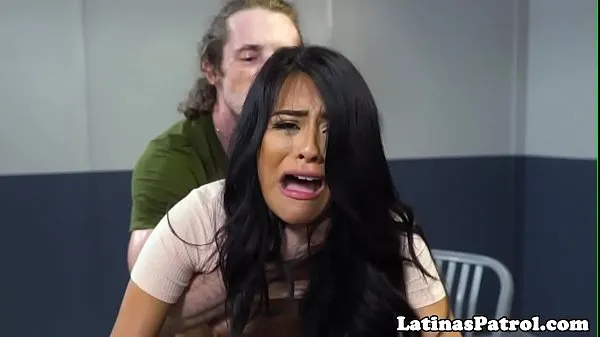 XXX Undocumented latina drilled by border officer 剪辑 剪辑