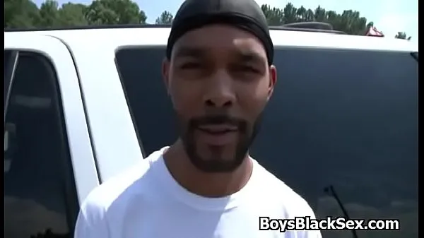 XXX White gay man gives handjob in the car to black dude klipleri Klipler