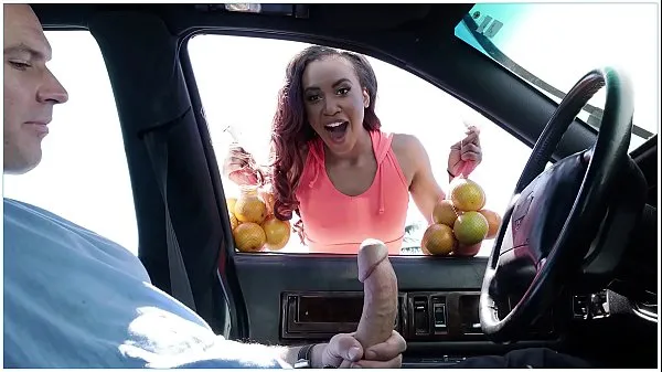 XXX BANGBROS - Sean Lawless achète des oranges à Demi Sutra clips Clips