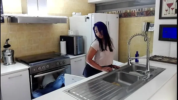 XXX I seduce him in the kitchen to fuck me 剪辑 剪辑