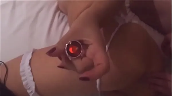 XXX Meine junge Frau bat um einen Stecker in ihrem Arsch, um nicht zu viel Schmerz zu empfinden, während ihre schwarze Freundin sie - echte Amateurin - komplett in Rot fickt clips Clips