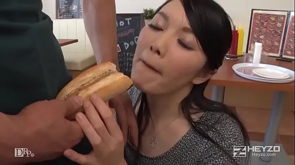 XXX Yui Mizutani reporter who came to report when there was a delicious hot dog shop in Tokyo. 1 klipp Klipp