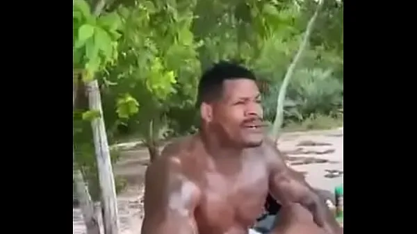 XXX Preto bem dotado musculoso na praia / Negao bem dotado musculoso na praia clipes Clipes