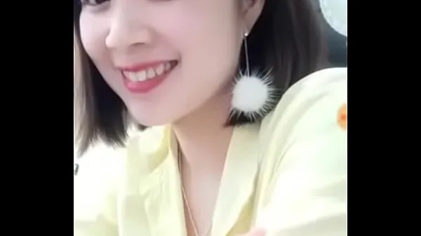 XXX Beautiful staff member DANG QUANG WATCH deliberately exposed her breasts 클립 클립