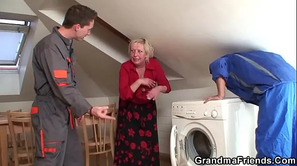 XXX Two repairmen fuck busty granny till cum 클립 클립