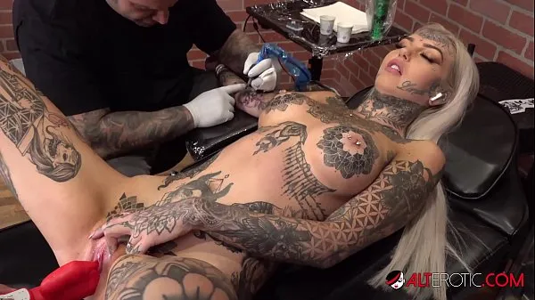 XXX Amber Luke masturbates while getting tattooed klip Klip