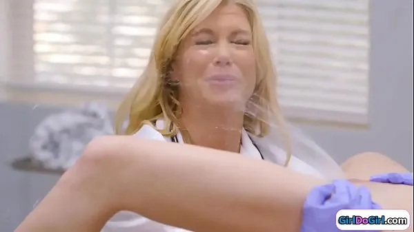 XXX Unaware doctor gets squirted in her face klipek klipek