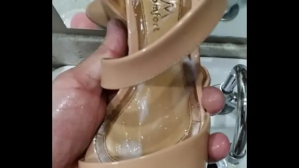 XXX Cumshot horny in his girlfriend's Ramarim sandal! Very horny, I filled with milk クリップ クリップ