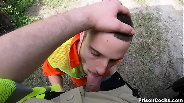 XXX PRISON COCKS - Après avoir ramassé des ordures, ce détenu a sucé ma bite en public clips Clips