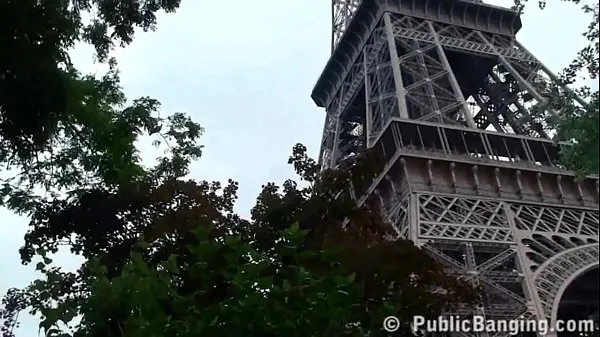 XXX Une jolie fille est baisée par 2 mecs dans une ruelle célèbre de la Tour Eiffel clips Clips