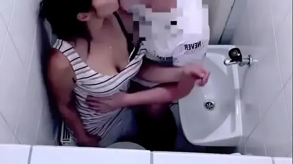 XXX Comiendo a la cuñada en el baño mientras su esposa iba al supermercado clips Clips