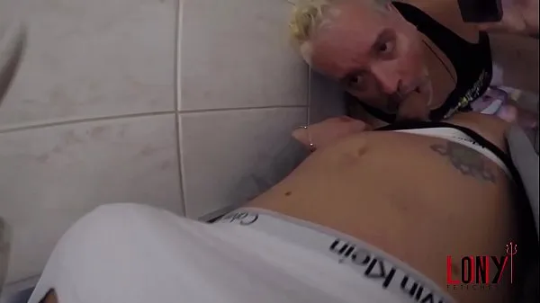 XXX Lohanny Brandão mijando na bunda, boca, rosto e corpo de Sub clipes Clipes