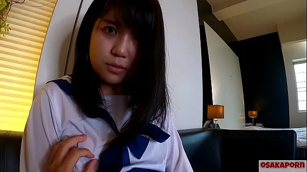 XXX Uma japonesa de 18 anos com seios pequenos tem orgasmo com um toque de dedo e um brinquedo sexual. Amadora asiática com cosplay de fantasia escolar fala sobre sua experiência de foder. Mao 6 OSAKAPORN clipes Clipes