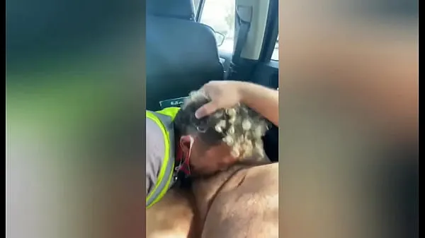 XXX sucer un garçon sexy à l'arrière de la voiture clips Clips