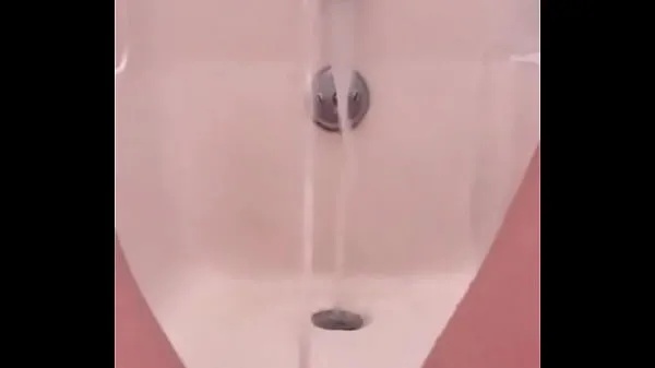 XXX 18 años meando fuente en el baño clips Clips