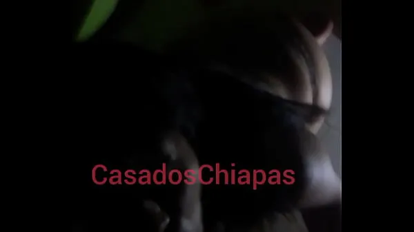 XXX Casada de rodillas mamando verga mientras nadie se da cuenta مقاطع مقاطع