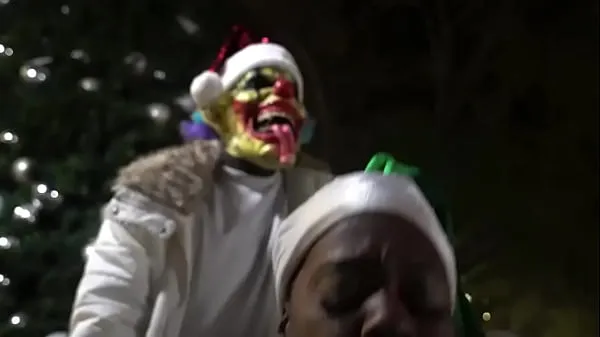 XXX Gibby The Clown bangs Royliaa in the middle of downtown on Christmas Day 剪辑 剪辑