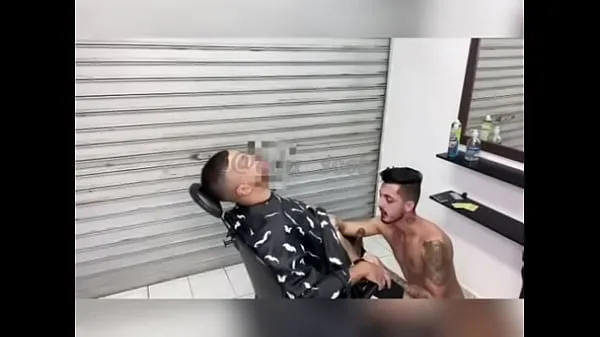 XXX Barber shop naughty bitch serving his customer with that special service clipes Clipes