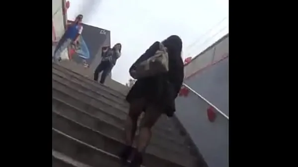 XXX Nalgona en medias negras en escaleras del metro clips Clips