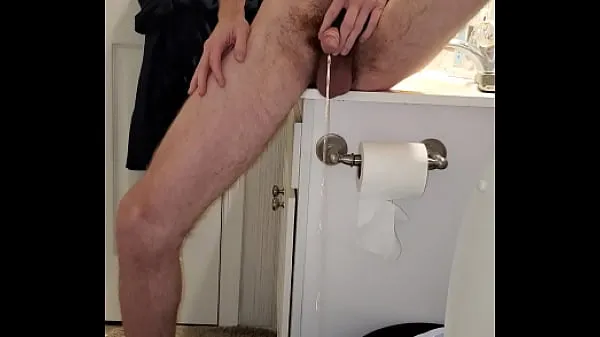 XXX Pissing a trick shot into the toilet κλιπ Κλιπ