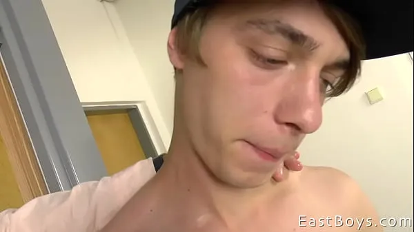 XXX Und wir haben noch einen neuen Typen, der zum Casting kommt und bereit ist, beim ersten Mal den ganzen Weg zu gehen - Zachary Dugan! Zachary wird duschen, bevor er sich in Erwartung seines ersten Handjobs hinlegt clips Clips