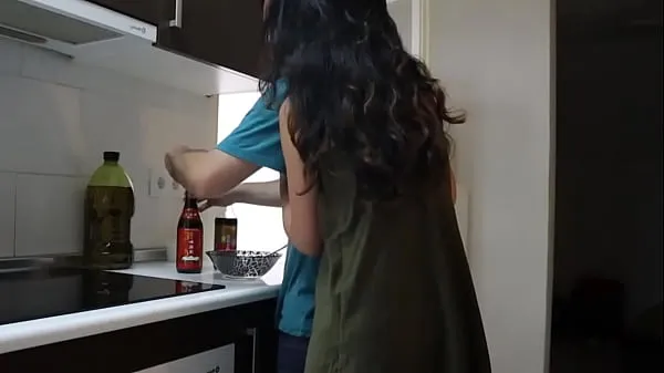 XXX La bellezza cinese si è innamorata di un grosso cazzo mentre studiava all'estero ed è stata scopata selvaggiamente in cucina da un'amica straniera mentre il suo ragazzo non era lì clip Clips