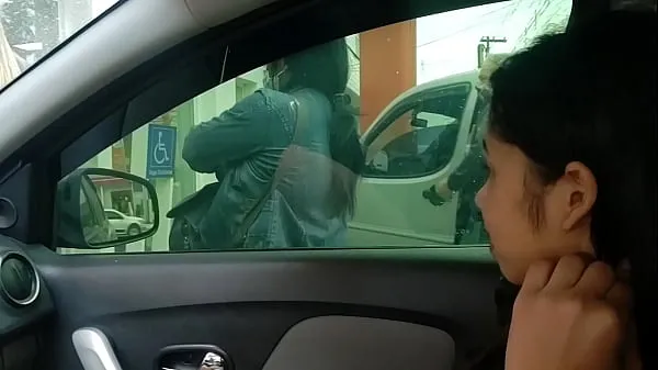 XXX klip Novinha safada se masturbando em frente ao banco dentro do carro. Lalla Potira - Betosmoke klip