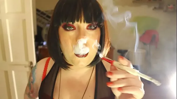 XXX Fat Domme Tina Smua Smokes A Filterless Cigarette In A Holder クリップ クリップ