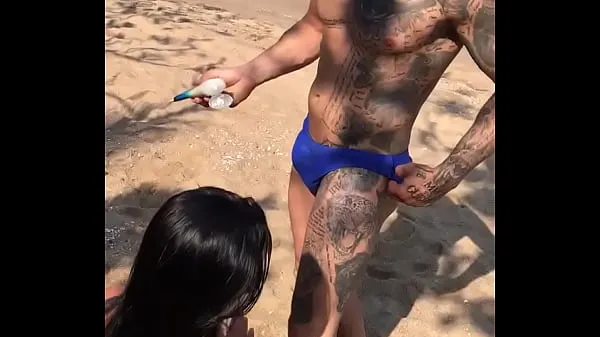 XXX Mettere l'abbronzatura sul combattente MMA Allan Guerra Gomes Pioggia d'argento sulla spiaggia clip Clips