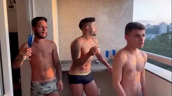 XXX I miei amici di lavoro sono passati a casa mia e questo scambio è stato un bel scambio. Sesso di gruppo con Mateus Souza e Paixxxao clip Clips