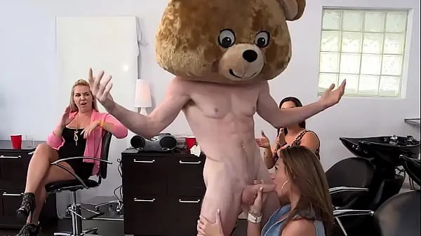 XXX OSO BAILANDO - ¡Estas zorras quieren una polla, la van a conseguir clips Clips