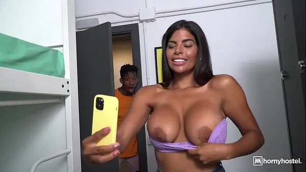 XXX HORNYHOSTEL - (Sheila Ortega, Jesus Reyes) - Une fille vénézuélienne aux seins énormes surprise nue par une grosse bite noire en avant-première clips Clips