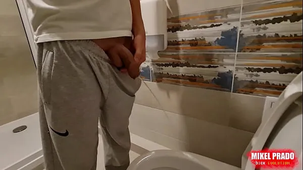 XXX Guy films him peeing in the toilet posnetki Posnetki