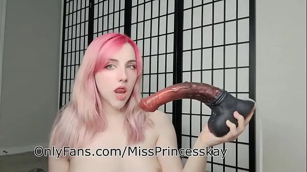 XXX MissPrincessKay - Montrer mes talents de gorge profonde avec un énorme gode Bad Dragon Chance clips Clips