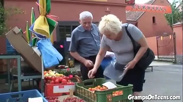 ХХХ молодую женщину трахнул старик в лесу клипы Клипсы