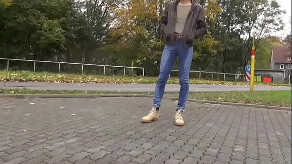 XXX pissing in jeans on public road clipes Clipes