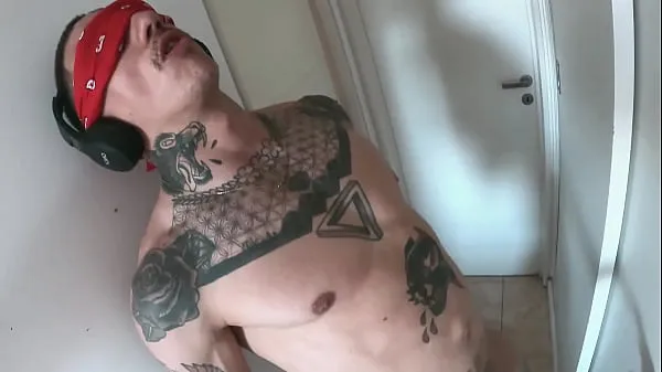 XXX Attrapez mon partenaire Monstercock - Un collègue de Big Alpha Cock surpris en train de se branler - HotHouse - Alex surprend Crixxx Al nu et commence à le sucer - Avec Alex Barcelona et Crixxx clips Clips