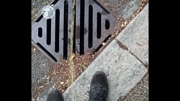 XXX Piss down a Drain in Public klip Clips