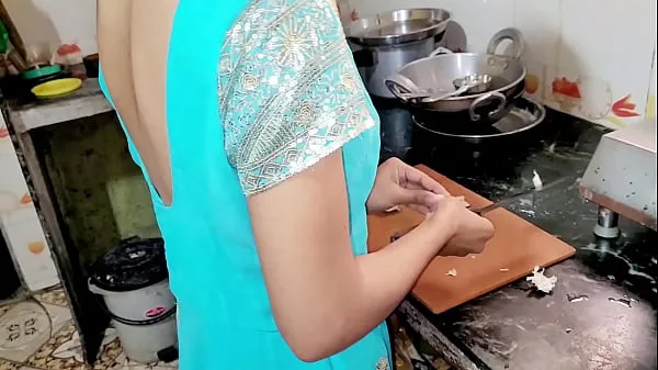 XXX Desi Bhabhi estaba trabajando en la cocina cuando su esposo vino y se la folló clips Clips