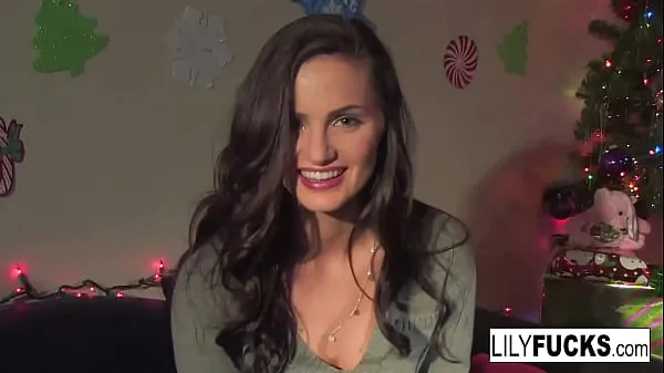 XXX Lily nous raconte ses vœux de Noël excitants avant de se satisfaire dans les deux trous clips Clips