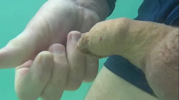 XXX Peeing underwater in public and then stroking for a small cum klip Clips