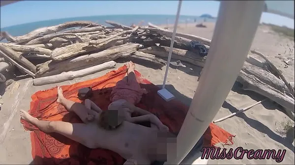 XXX Esibizione insegnante all'aperto Amatoriale Milf sega un Grosso Cazzo in pubblico nella spiaggia nudisti di fronte a guardoni con sborrata P2 - MissCreamy clip Clips