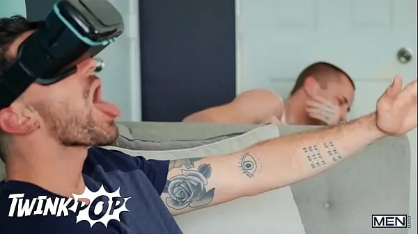 XXX O garanhão tatuado Chris Damned muda de seu brinquedo para a bunda apertada de seu colega de quarto Theo Brady - TWINKPOP clipes Clipes