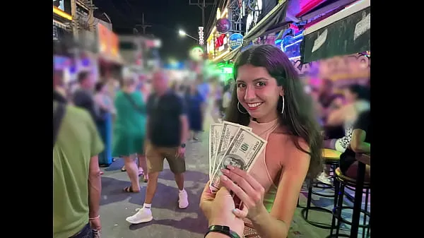 XXX J'ai ramassé une prostituée en public et je l'ai baisée dans tous les trous, du sperme sur son visage clips Clips