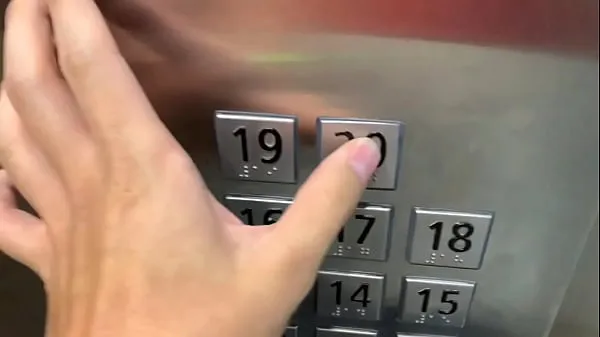 XXX Sexo em público, no elevador com um estranho e eles nos pegam clipes Clipes