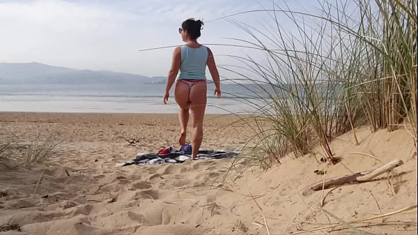 XXX klip I filmed a curvy MILF changing clothes and doing Exercises on the Beach klip