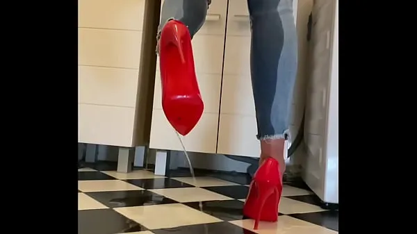 XXX Desperate Wetting my Jeans and in my sexy Red HighHeels and play with klip Clips