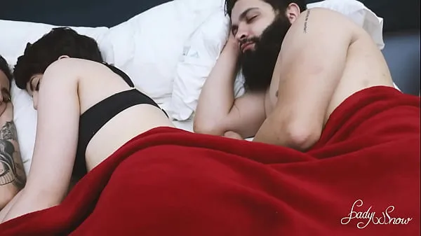 XXX Fodendo o cuzinho da Pawg e da namoradinha junto, como é bom poder transar a três klip Clips